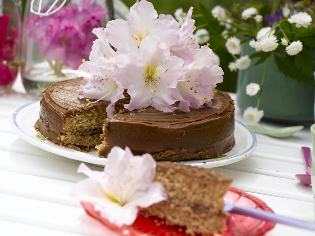 Hvorfor ikke pynte kaken med rhododendronblomster? Eller fylle en balje med vann og la blomstene flyte fritt? Slik kan du lage ny pynt med hageblomster.