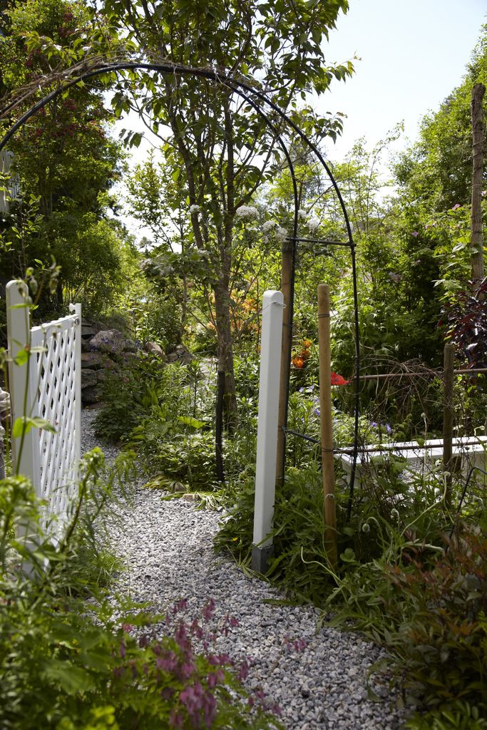 Magnolia blomstrer side om side med danske villtusenfryd og eksotiske kiwi, ferskener og druer. I denne hyttehagen er det planter fra alle verdens hjørner