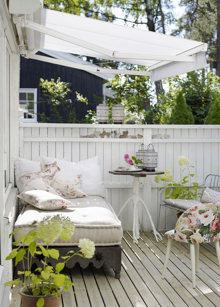 Med blomster både på tekstiler og i krukker får uteplassen et romantisk preg. Krukker med pelargonia, hortensia og andre sommerblomster i overflod.