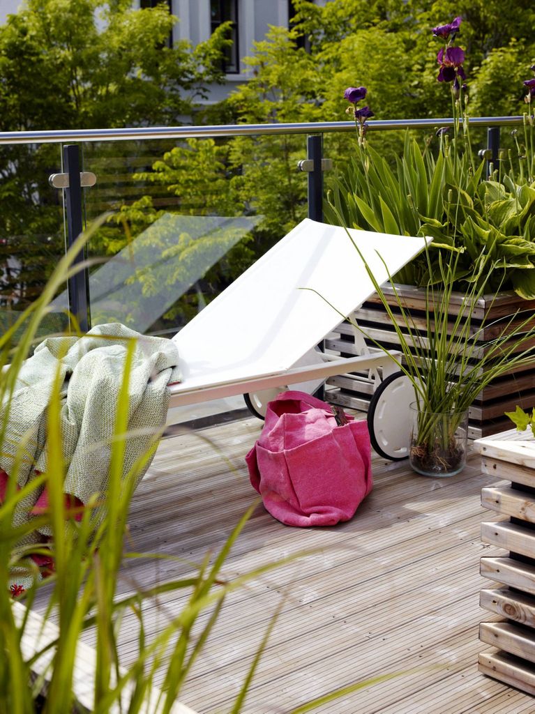 Terrasse med god planløsning, varige vakre materialer og mye grønt. En frodig lunge på taket av bygården midt i byen ble til stor glede for alle beboerne.