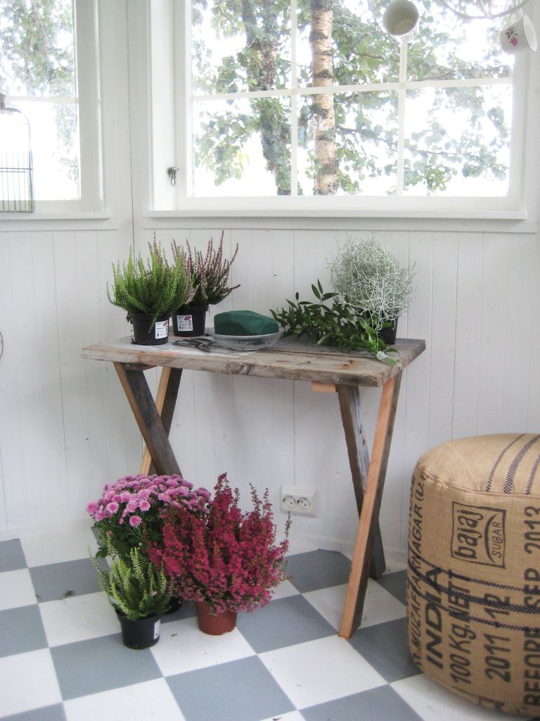 Lag en blomsteroppsats trinn for trinn. Det er enklere enn du tror! Her er oppskriften på en vakker høstdekorasjon.