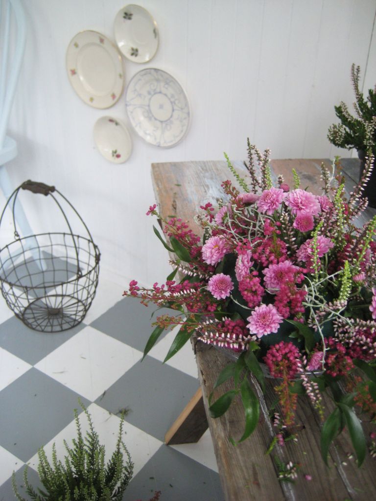 Lag en blomsteroppsats trinn for trinn. Det er enklere enn du tror! Her er oppskriften på en vakker høstdekorasjon.