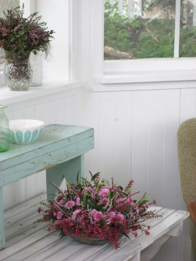 Lag en blomsteroppsats trinn for trinn. Det er enklere enn du tror! Her er oppskriften på en vakker høstdekorasjon.