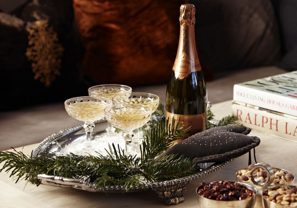 Duften av svibler og granbar gir garantert julestemning. Se hvordan juleblomster setter prikken over i-en i dette julehuset.