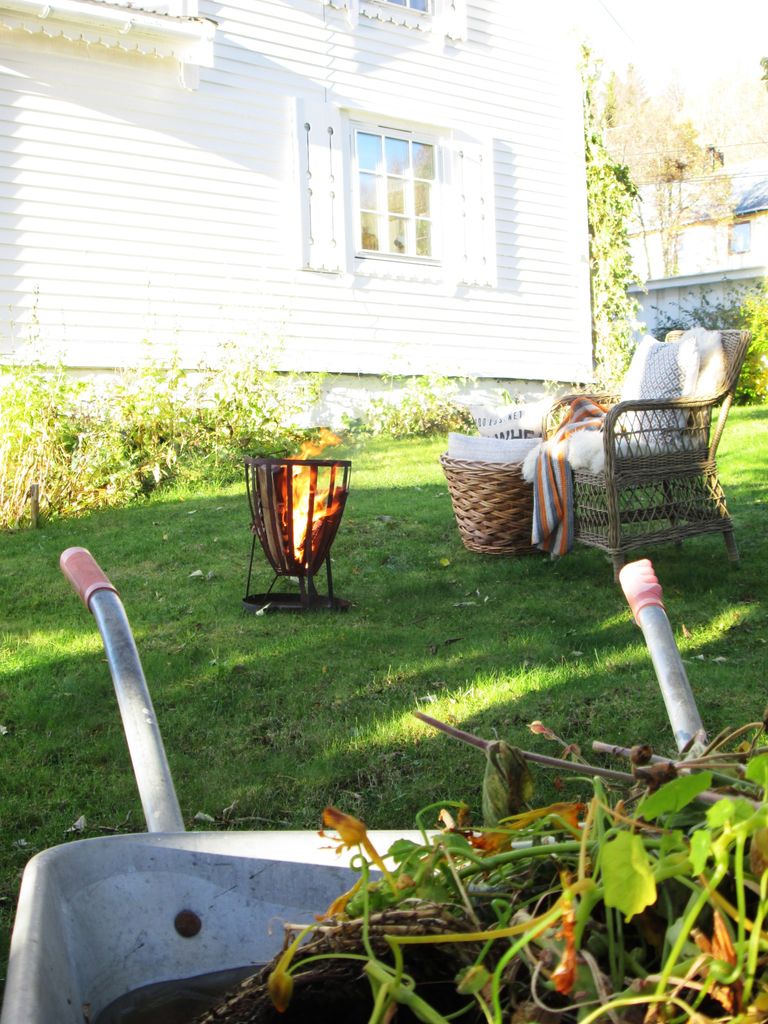 Solstrålene skinner om kapp med flammene. Bål i hagen hører med om høsten. Her kan tørt høstløv som har falt ned på plenen brennes.