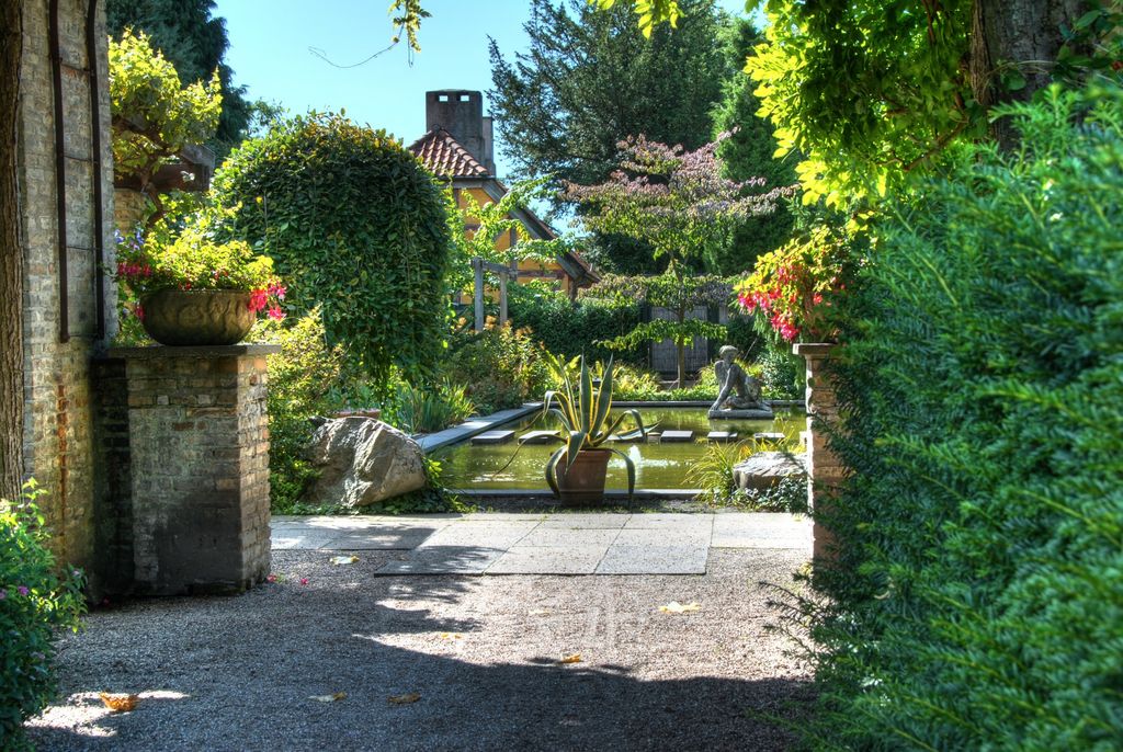 Ønsker du en grønn og frodig hage, er det viktig å dekke til de vintergrønne plantene dine nå. Foto: Colourbox