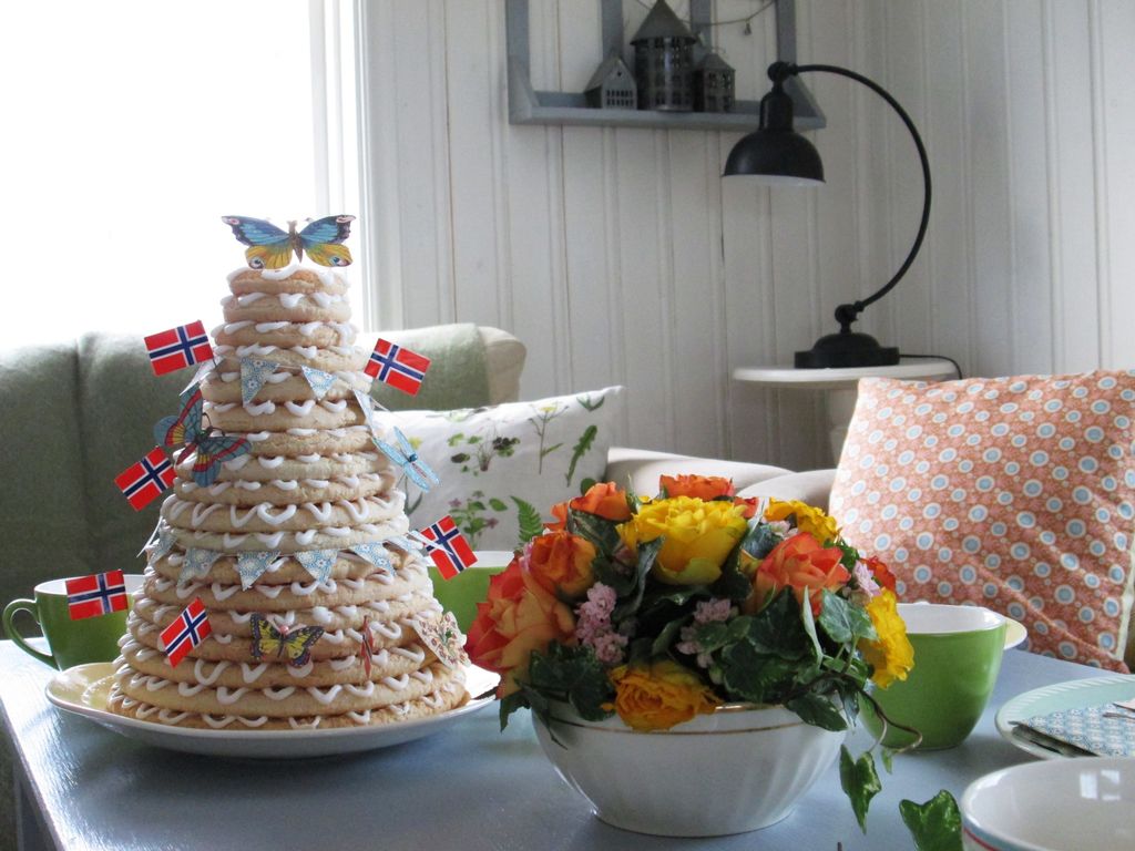 Dekk et vårlig festbord. Med blomster, mønstre, servietter og glansbilder får du et fargerikt bord til bursdag eller konfirmasjon.