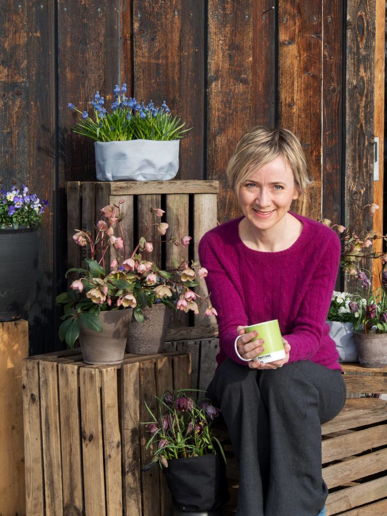 Denne hagen har faktisk ikke gressplen i det hele tatt. Men terrassen er en oppdagelsesferd verdig. Bli med til Anne Havåg Holter-Hovinds vidunderlige hage.