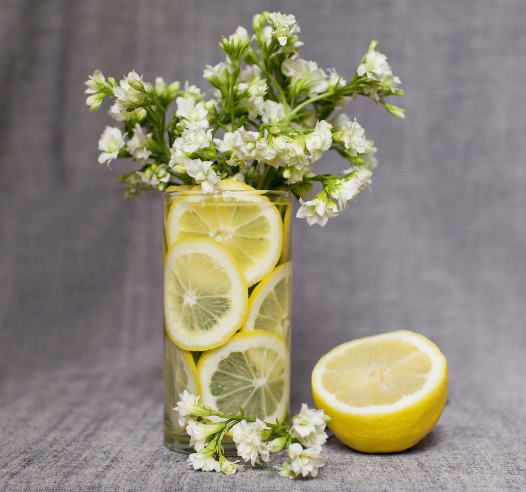 Legg sitronskiver i blomstervasen for å få snittblomstene til å vare lenger.
